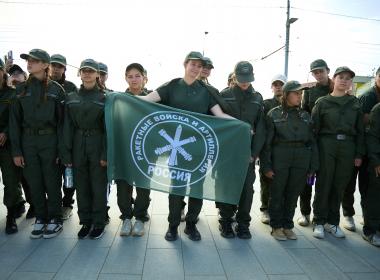 Стометровый флаг России развернули на Мамаевом кургане курсанты Центра «ВОИН»