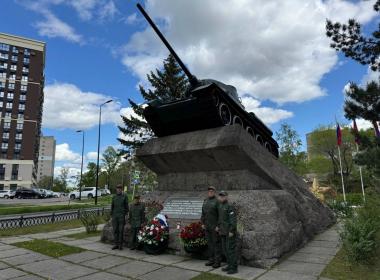 Хабаровские курсанты благоустроили территорию у мемориала «Танк Т-34»