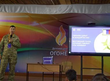 В Бурятии курсанты смены «Время юных героев» встретились с ветераном СВО