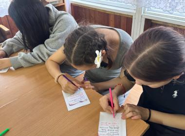 Курсанты Центра «ВОИН» сделали для бойцов СВО более тысячи браслетов жизни ко Дню государственного флага России