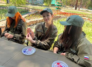 Курсанты Центра «ВОИН» сделали для бойцов СВО более тысячи браслетов жизни ко Дню государственного флага России