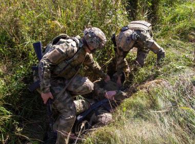 Инструктор Центра «ВОИН» из Кузбасса Алексей Бурлаков проводит занятия для курсантов Военного университета
