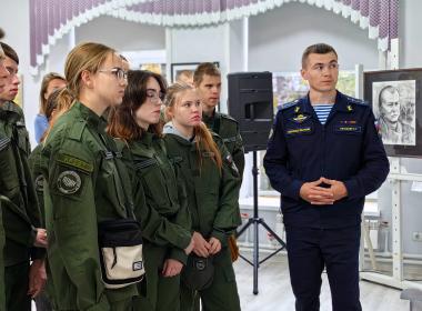 Курсанты псковского филиала Центра «ВОИН» посетили выставку «ZOV сердец» и пообщались с ветеранами СВО