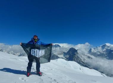 Флаг Центра «ВОИН» покорил Гималаи