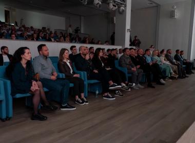 Ветеран Медков спел «Катюшу», дал советы молодежи и станцевал вальс с курсанткой Центра «ВОИН» в ходе телемоста